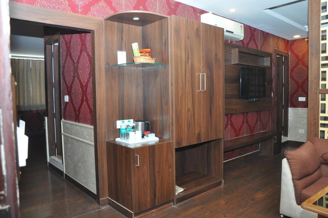 Hotel Jsr Continental Dehradún Kültér fotó