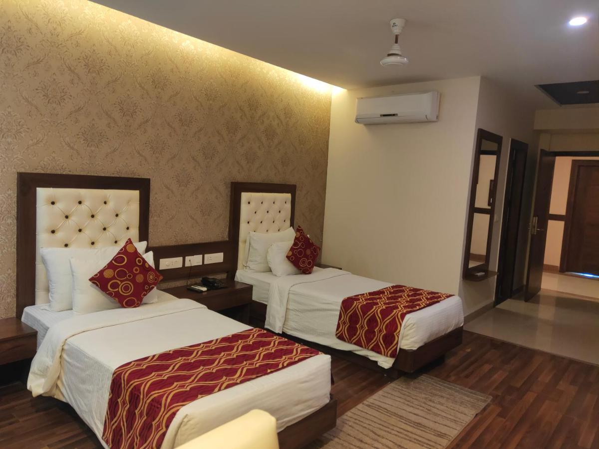 Hotel Jsr Continental Dehradún Kültér fotó
