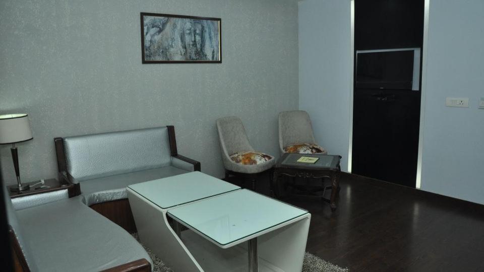 Hotel Jsr Continental Dehradún Kültér fotó