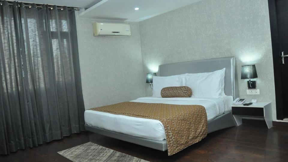 Hotel Jsr Continental Dehradún Kültér fotó