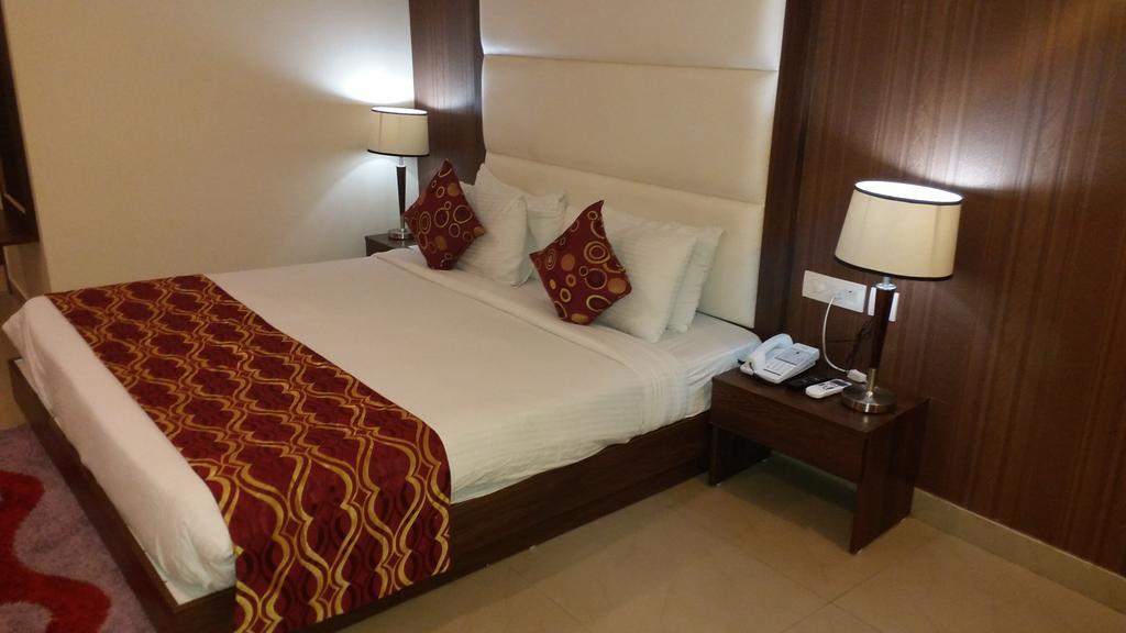 Hotel Jsr Continental Dehradún Szoba fotó
