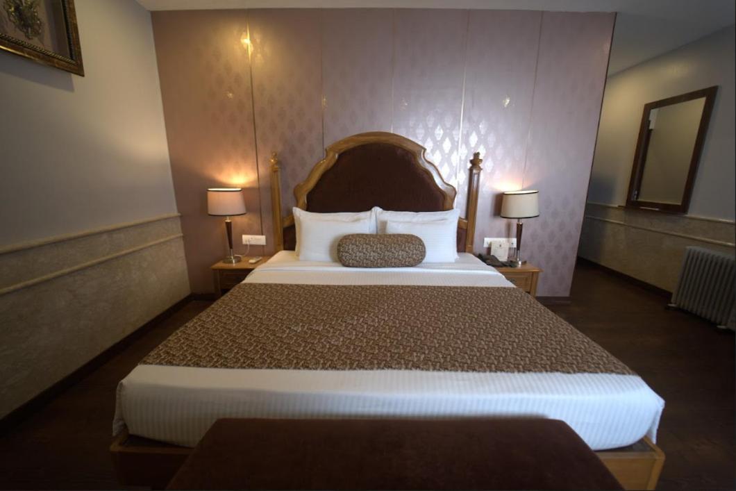 Hotel Jsr Continental Dehradún Kültér fotó