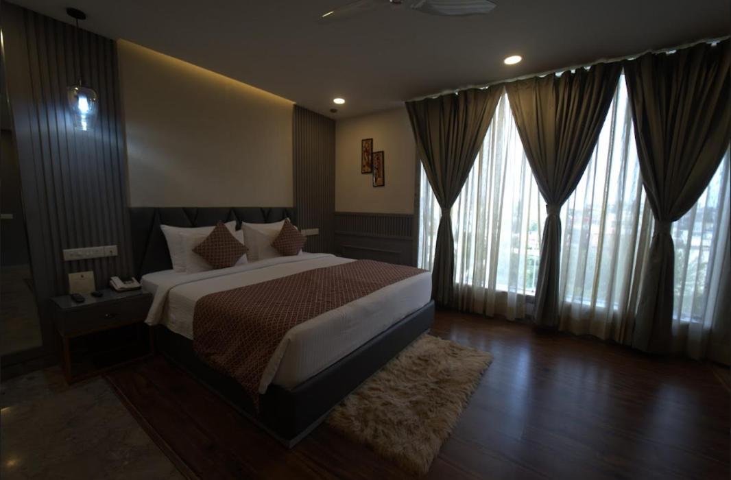 Hotel Jsr Continental Dehradún Kültér fotó