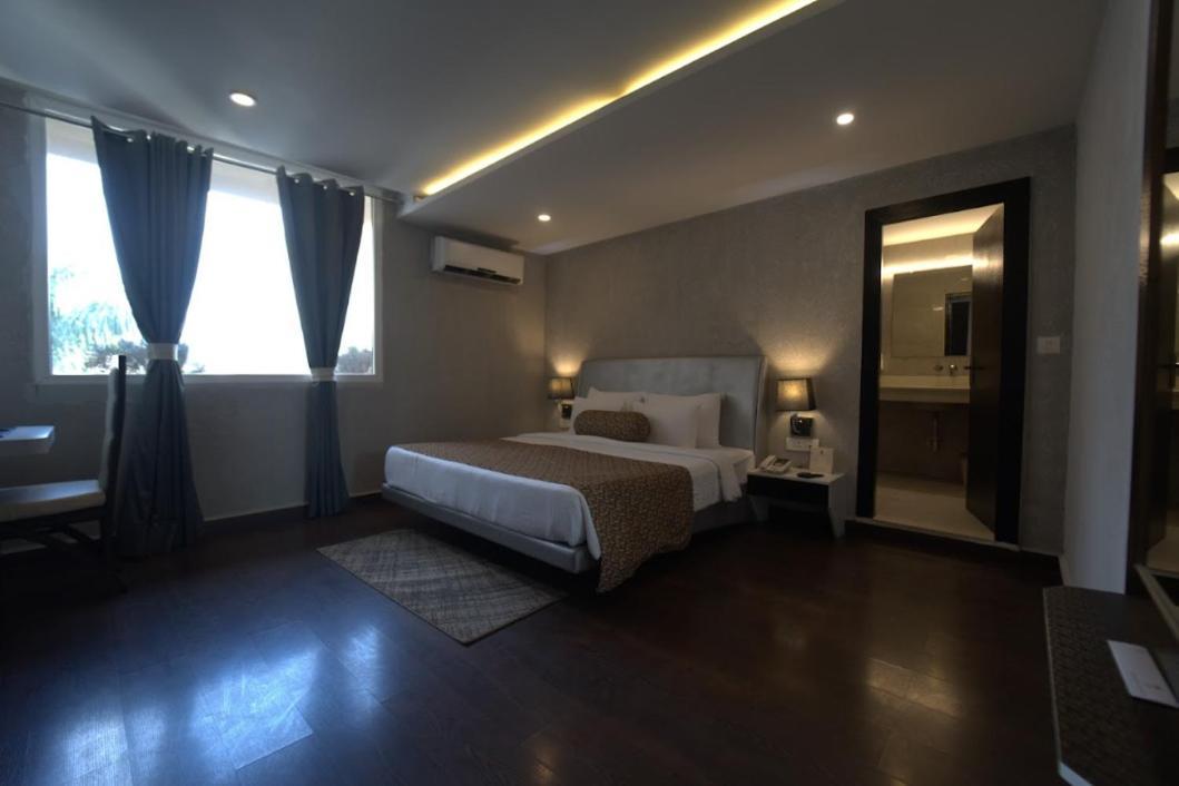 Hotel Jsr Continental Dehradún Kültér fotó