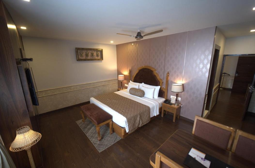 Hotel Jsr Continental Dehradún Kültér fotó