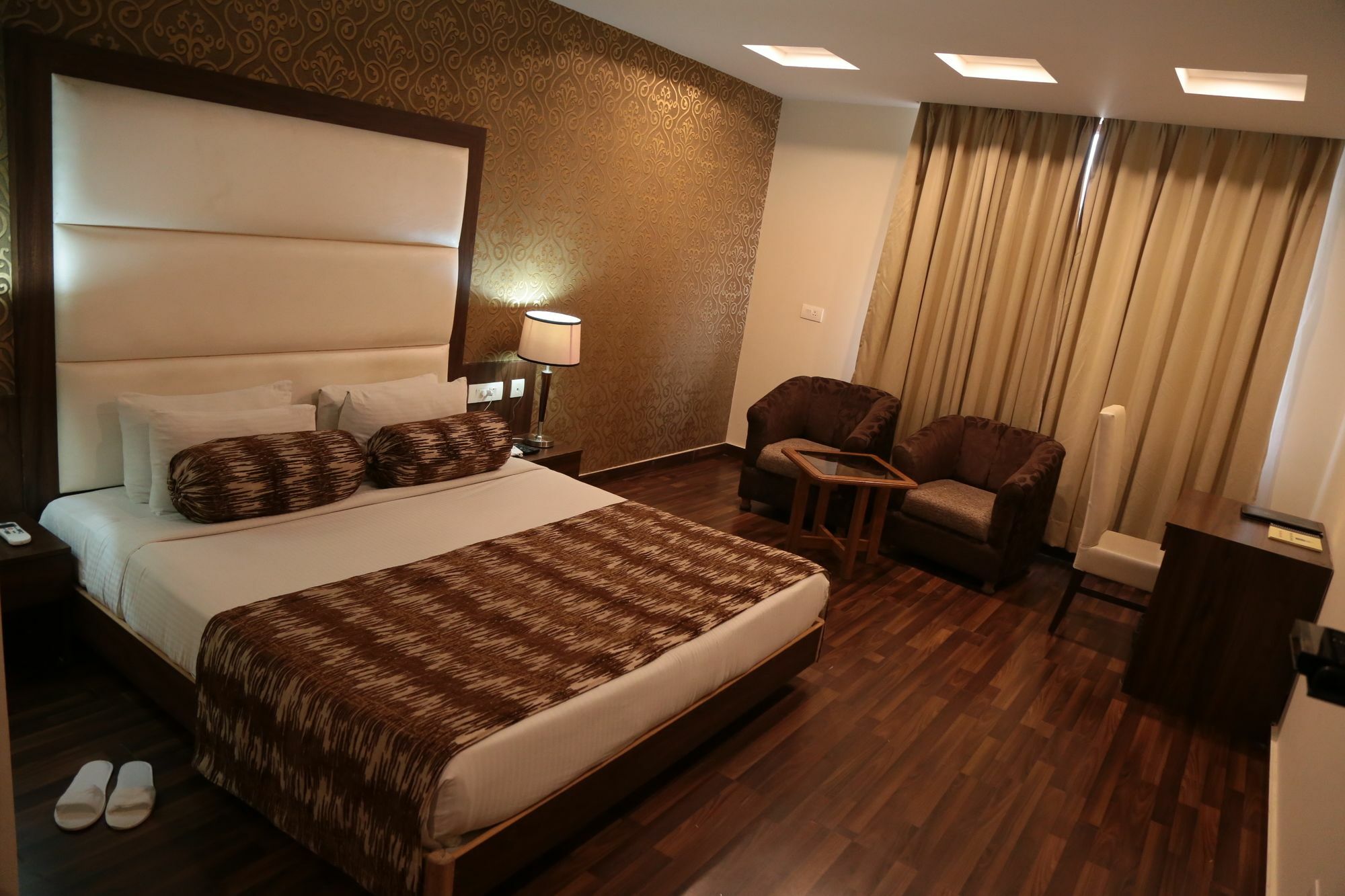 Hotel Jsr Continental Dehradún Kültér fotó