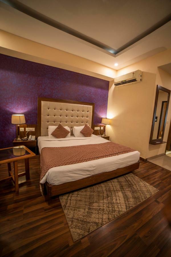 Hotel Jsr Continental Dehradún Kültér fotó